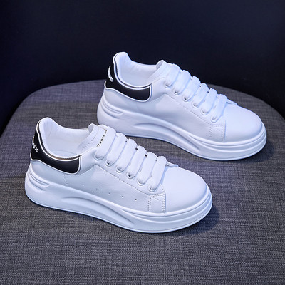 Μοντέρνα αθλητικά παπούτσια κατάλληλα για την άνοιξη