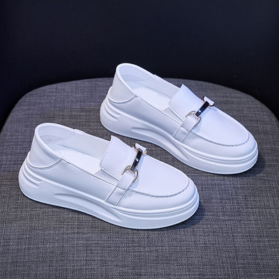 Μοντέρνα αθλητικά παπούτσια κατάλληλα για την άνοιξη