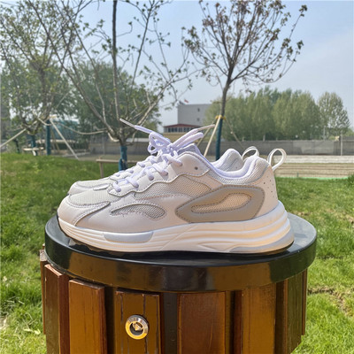 Γυναικεία μοντέρνα αθλητικά παπούτσια με επίπεδη σόλα και πλέγμα