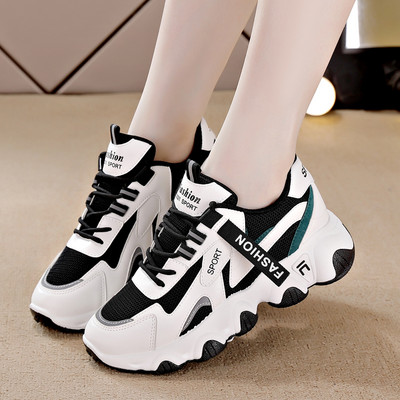 Γυναικεία αθλητικά παπούτσια με κορδόνια και ψηλή σόλα - λευκό χρώμα