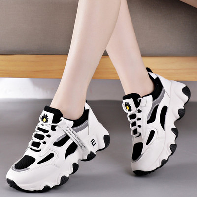 Γυναικεία αθλητικά παπούτσια με κορδόνια και ψηλή σόλα - λευκό χρώμα