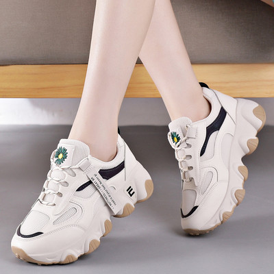 Γυναικεία αθλητικά παπούτσια με κορδόνια και ψηλή σόλα - λευκό χρώμα