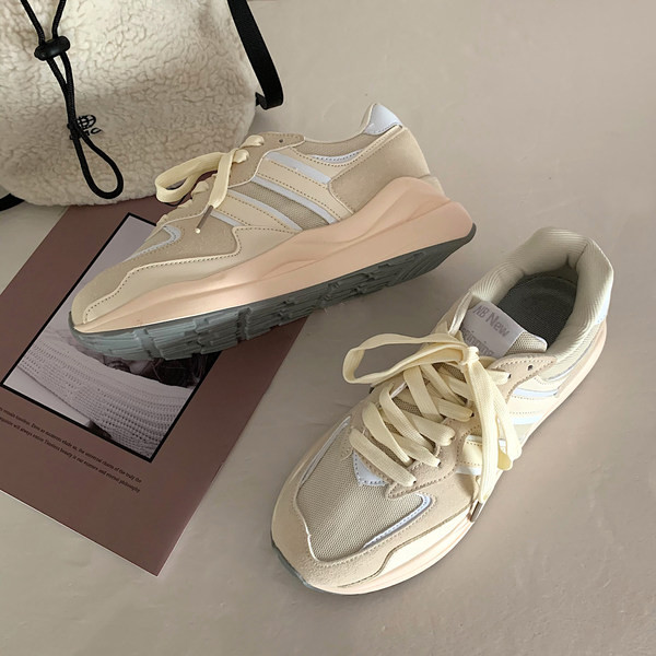 Γυναικεία sneakers σε μπεζ και γκρι χρώμα