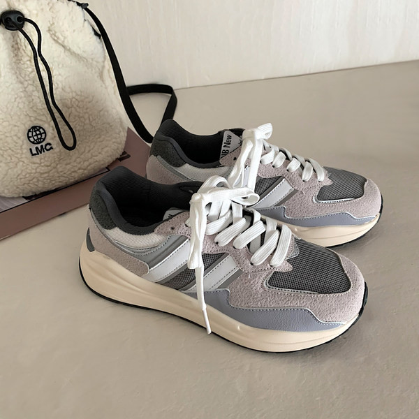 Γυναικεία sneakers σε μπεζ και γκρι χρώμα