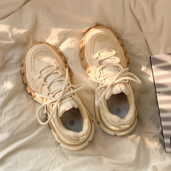 Novi model ženskih tenisica sa vezicama i grubim đonom