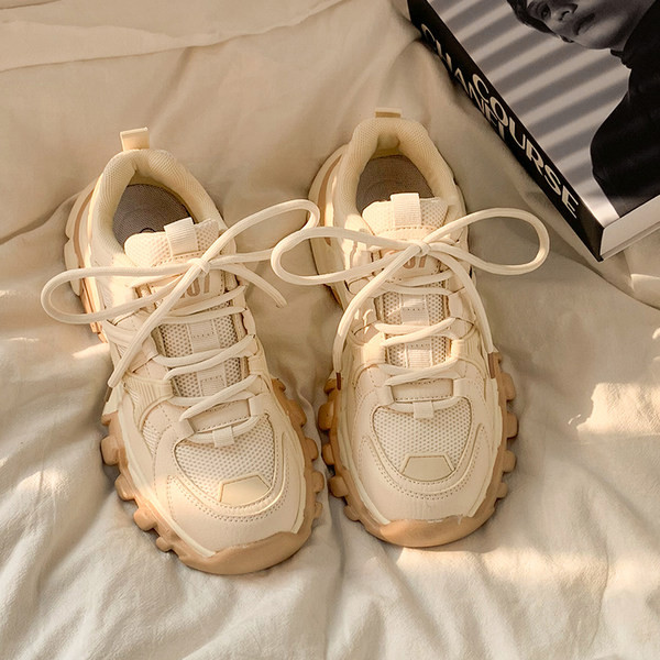 Novi model ženskih tenisica sa vezicama i grubim đonom