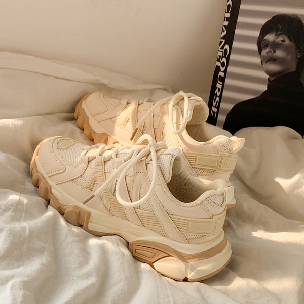 Novi model ženskih tenisica sa vezicama i grubim đonom