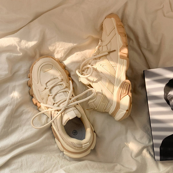 Novi model ženskih tenisica sa vezicama i grubim đonom