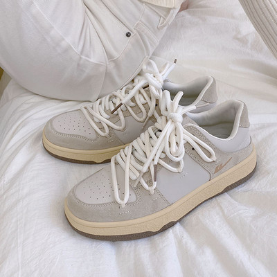 Γυναικεία αθλητικά παπούτσια σε απαλά χρώματα