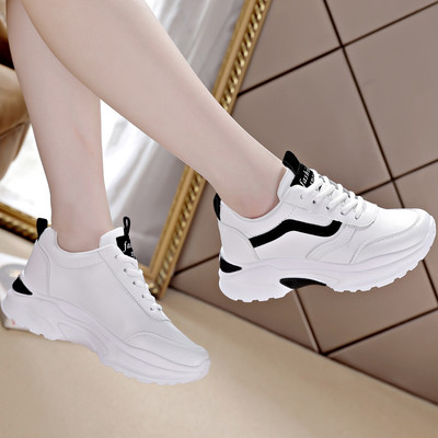 Γυναικεία αθλητικά παπούτσια με κορδόνια και ψηλή σόλα σε λευκό χρώμα