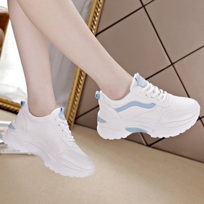 Γυναικεία αθλητικά παπούτσια με κορδόνια και ψηλή σόλα σε λευκό χρώμα