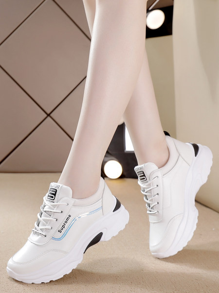 Γυναικεία αθλητικά παπούτσια με κορδόνια και ψηλή σόλα σε λευκό χρώμα