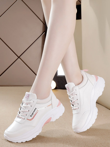 Γυναικεία αθλητικά παπούτσια με κορδόνια και ψηλή σόλα σε λευκό χρώμα
