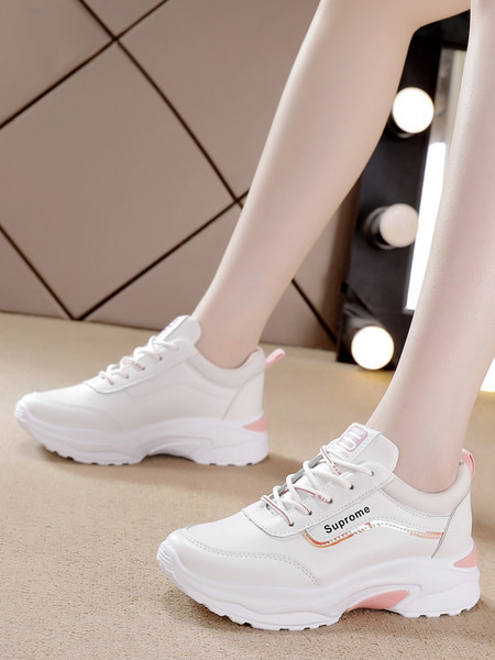 Γυναικεία αθλητικά παπούτσια με κορδόνια και ψηλή σόλα σε λευκό χρώμα