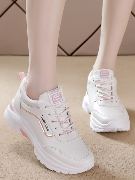 Γυναικεία αθλητικά παπούτσια με κορδόνια και ψηλή σόλα σε λευκό χρώμα