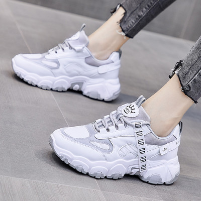 Κομψά γυναικεία αθλητικά παπούτσια από οικολογικό δέρμα με πλέγμα και επιγραφή