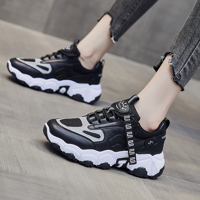 Κομψά γυναικεία αθλητικά παπούτσια από οικολογικό δέρμα με πλέγμα και επιγραφή