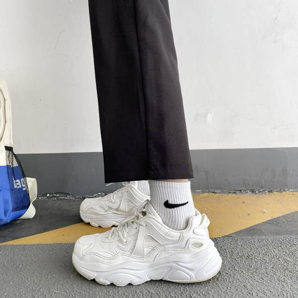 Γυναικεία αθλητικά παπούτσια με τραχιά σόλα και κορδόνια - τρία χρώματα