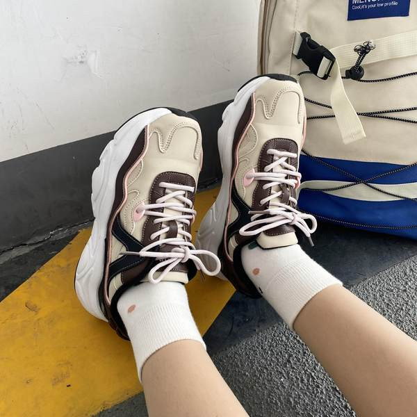 Γυναικεία αθλητικά παπούτσια με τραχιά σόλα και κορδόνια - τρία χρώματα