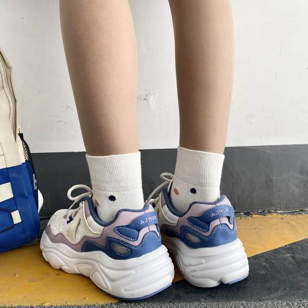 Γυναικεία αθλητικά παπούτσια με τραχιά σόλα και κορδόνια - τρία χρώματα