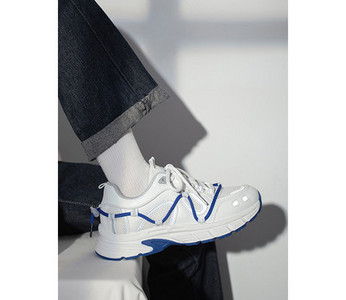 Γυναικεία sneakers με επίπεδη σόλα και κορδόνια στρογγυλεμένο μοτίβο