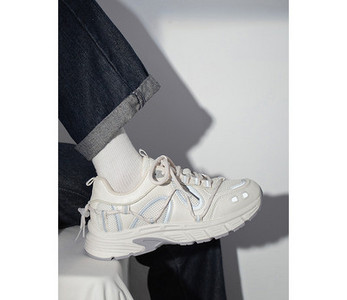 Γυναικεία sneakers με επίπεδη σόλα και κορδόνια στρογγυλεμένο μοτίβο