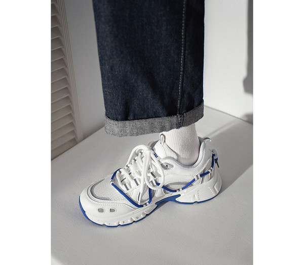 Γυναικεία sneakers με επίπεδη σόλα και κορδόνια στρογγυλεμένο μοτίβο