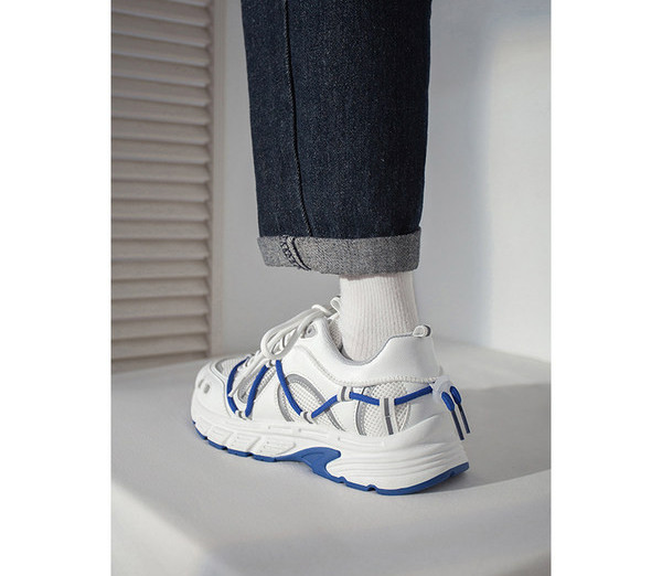 Γυναικεία sneakers με επίπεδη σόλα και κορδόνια στρογγυλεμένο μοτίβο