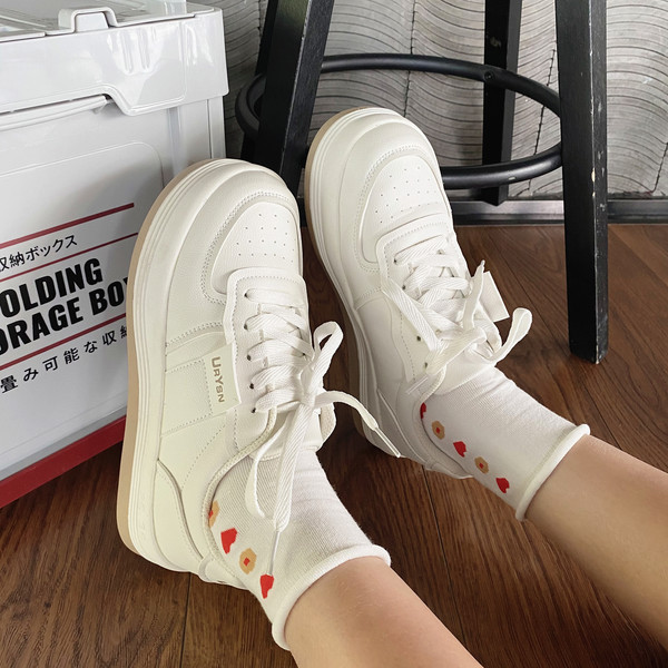 Μοντέρνα γυναικεία αθλητικά παπούτσια με κορδόνια σε λευκό χρώμα