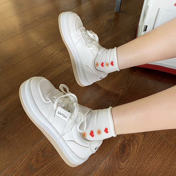 Μοντέρνα γυναικεία αθλητικά παπούτσια με κορδόνια σε λευκό χρώμα
