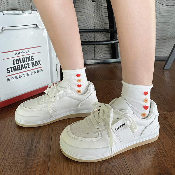 Μοντέρνα γυναικεία αθλητικά παπούτσια με κορδόνια σε λευκό χρώμα