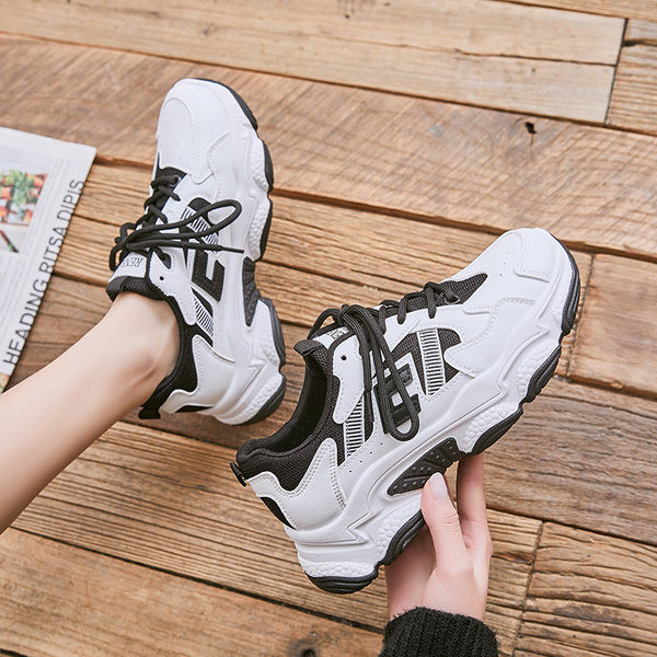 Tenisi dama cu sireturi