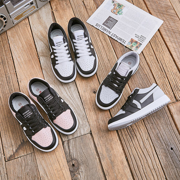 Tenisi dama cu sireturi