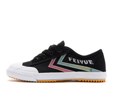 Γυναικεία αθλητικά παπούτσια με επίπεδη σόλα και κορδόνια - διάφορα μοντέλα