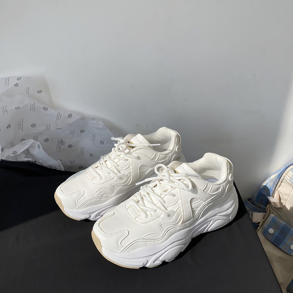 Γυναικεία sneakers απλό μοντέλο με κορδόνια και επίπεδη σόλα