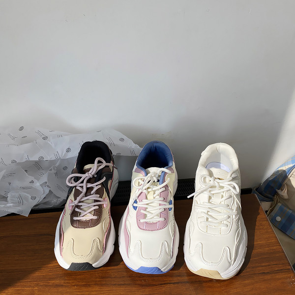 Γυναικεία sneakers απλό μοντέλο με κορδόνια και επίπεδη σόλα