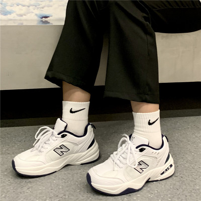 Αθλητικά παπούτσια με κορδόνια και κέντημα σε λευκό χρώμα