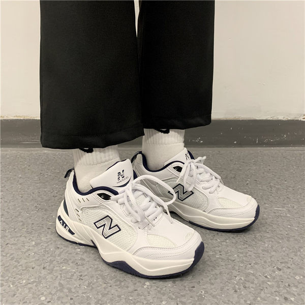 Αθλητικά παπούτσια με κορδόνια και κέντημα σε λευκό χρώμα