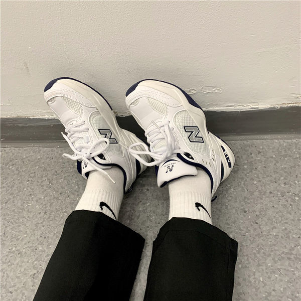 Αθλητικά παπούτσια με κορδόνια και κέντημα σε λευκό χρώμα