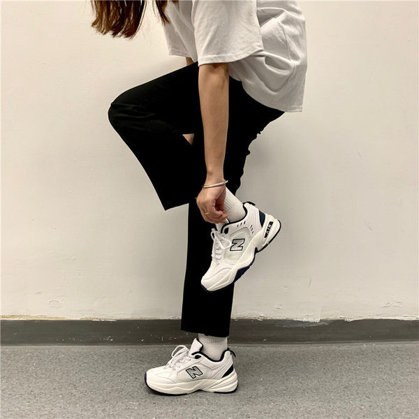 Αθλητικά παπούτσια με κορδόνια και κέντημα σε λευκό χρώμα