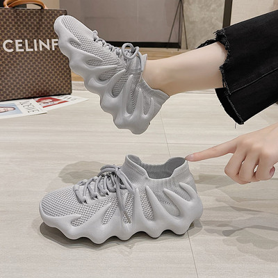 Γυναικεία μοντέρνα αθλητικά παπούτσια από ύφασμα με κορδόνια - κλασικό μοντέλο