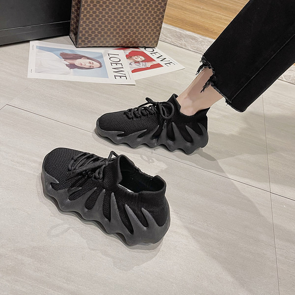 Γυναικεία μοντέρνα αθλητικά παπούτσια από ύφασμα με κορδόνια - κλασικό μοντέλο