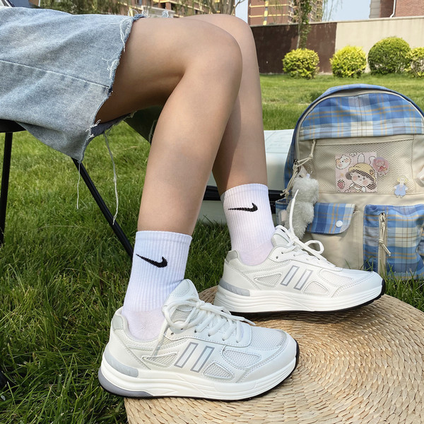 Γυναικεία αθλητικά παπούτσια με πλέγμα και επίπεδη σόλα απλό μοντέλο