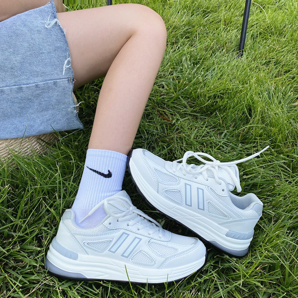 Γυναικεία αθλητικά παπούτσια με πλέγμα και επίπεδη σόλα απλό μοντέλο