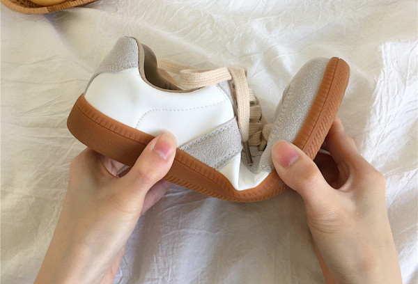 Γυναικεία αθλητικά παπούτσια με κορδόνια - δύο μοντέλα