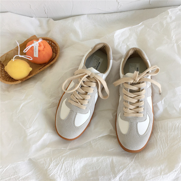 Γυναικεία αθλητικά παπούτσια με κορδόνια - δύο μοντέλα