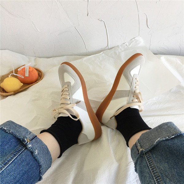 Γυναικεία αθλητικά παπούτσια με κορδόνια - δύο μοντέλα