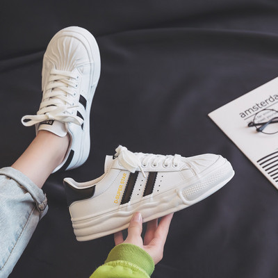 Γυναικεία αθλητικά παπούτσια με κορδόνια και επίπεδη σόλα - τρία χρώματα