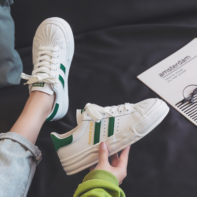 Γυναικεία αθλητικά παπούτσια με κορδόνια και επίπεδη σόλα - τρία χρώματα