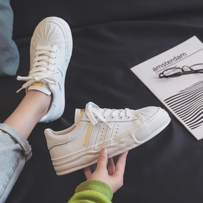 Γυναικεία αθλητικά παπούτσια με κορδόνια και επίπεδη σόλα - τρία χρώματα